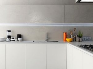 Reforma de cocina con muebles blancos lisos y grises